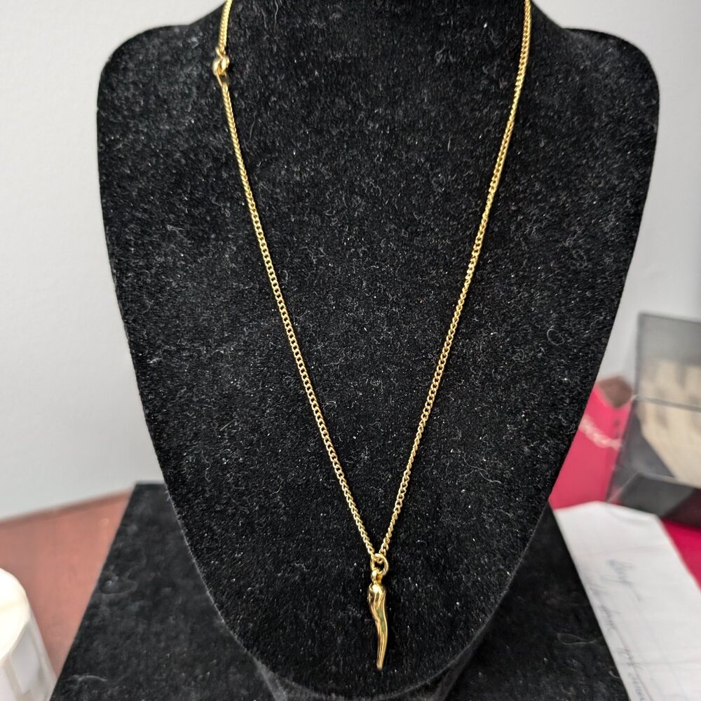 Vintage Gold tone Italian horn 18" chain. Made in Hong Kong. #40